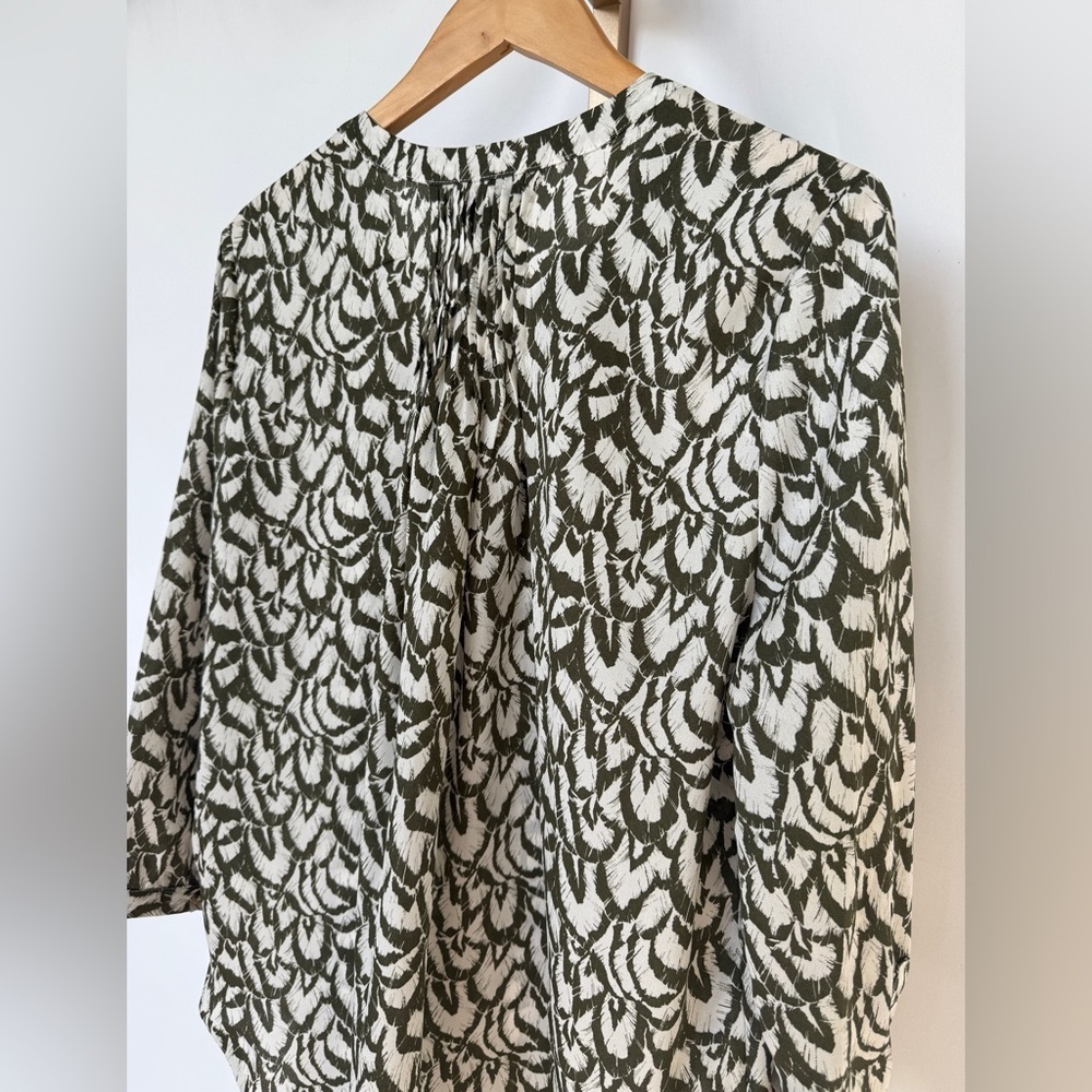 Jachs Girlfriend Blouse Womens Size M Olive Green Abstract Print V-Neck Flowy - Picture 7 of 10
